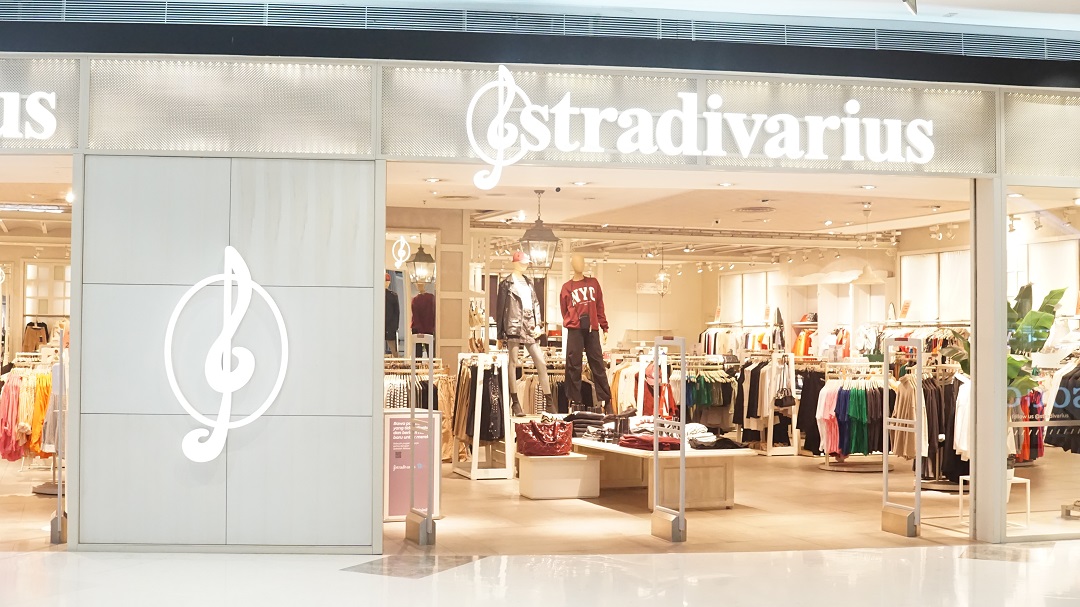 A urlo con questi jeans cargo straight Stradivarius: completate il vostro guardaroba!