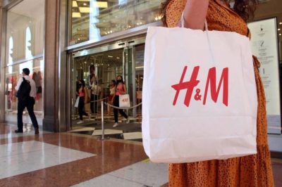 Avete un'occasione speciale? Osate un look femminile ed elegante con questo maglione con perline di H&M: un outfit unico e chic!