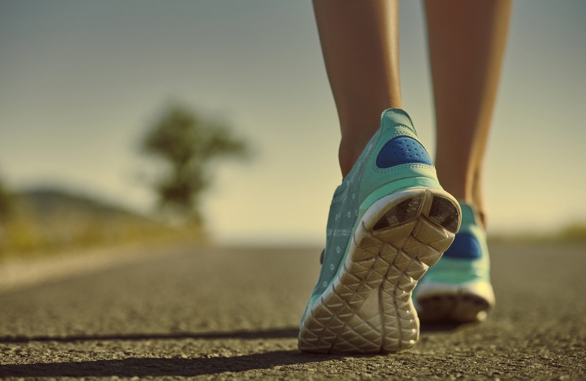 Camminare all'indietro: l'insolita pratica che prenderà piede nel 2023!