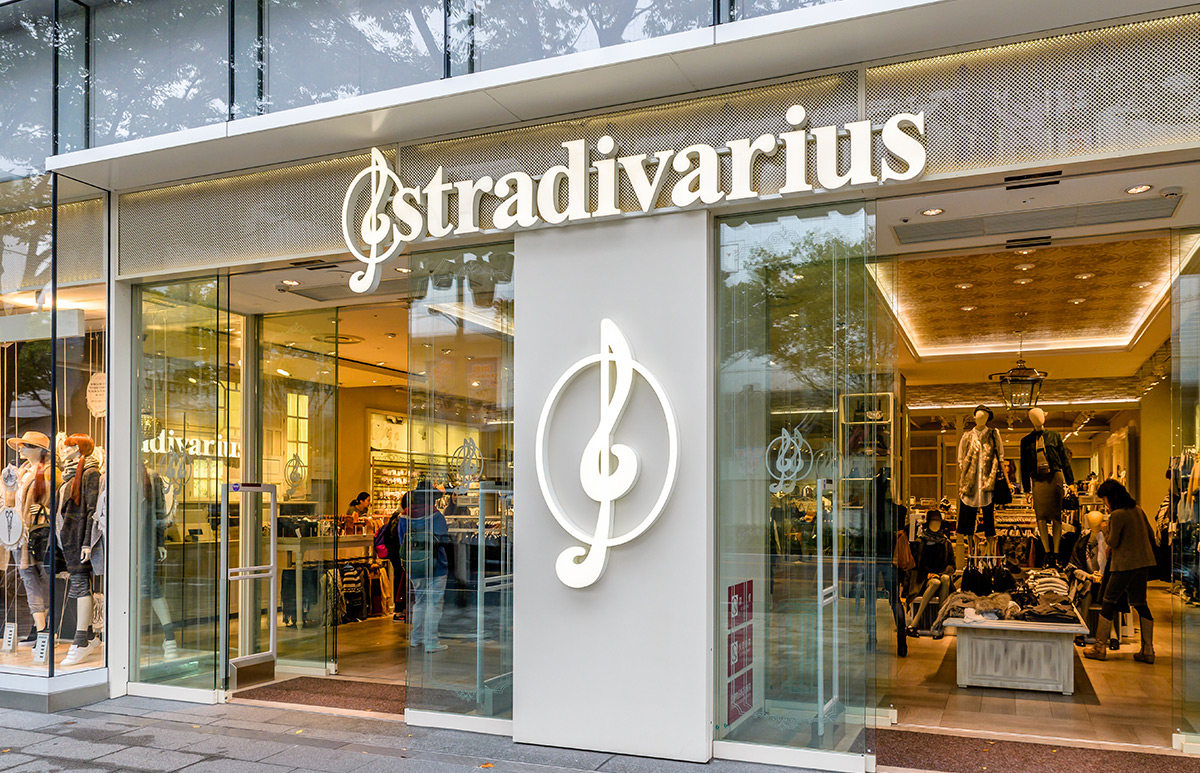 Esplorate la nuova moda invernale 2023: scoprite i papillon e le sciarpe di Stradivarius per donne alla moda.