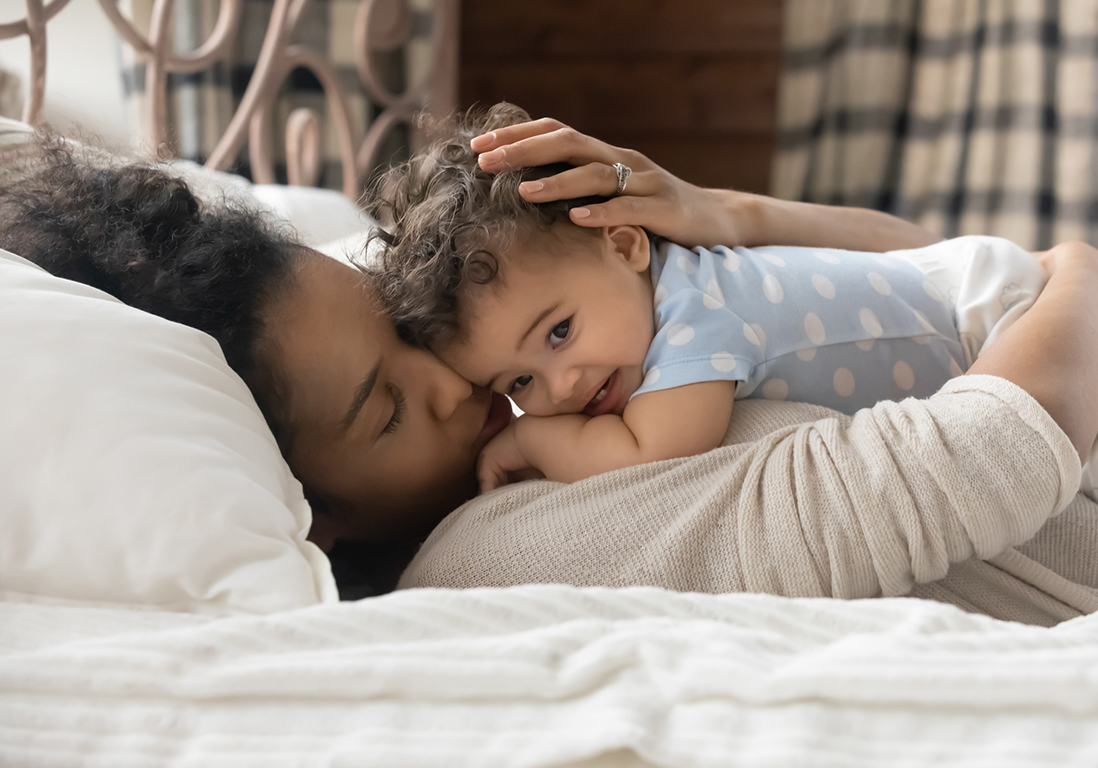 Il sonno si autoinvita nel giorno: il 56% dei genitori soffre di disturbi del sonno