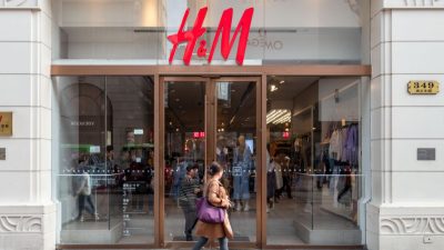 Innamoratevi del maglione blu a righe da donna di H&M: ecco come indossarlo al meglio!.