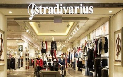 La borsa con strass Stradivarius: scopri il look perfetto che aspetta solo te!