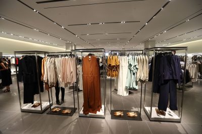 Novità! Scopri l'abito nero di media lunghezza di Zara a basso prezzo: la collezione 2023 è alla portata di tutti