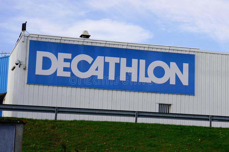 Scopri come trovare la felicità nel 2023 con le ultime giacche sportive da donna Decathlon a prezzi imbattibili!
