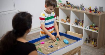 Scopriamo i vantaggi e l'uso della terapia sandbox: tecniche innovative e ricerche in corso