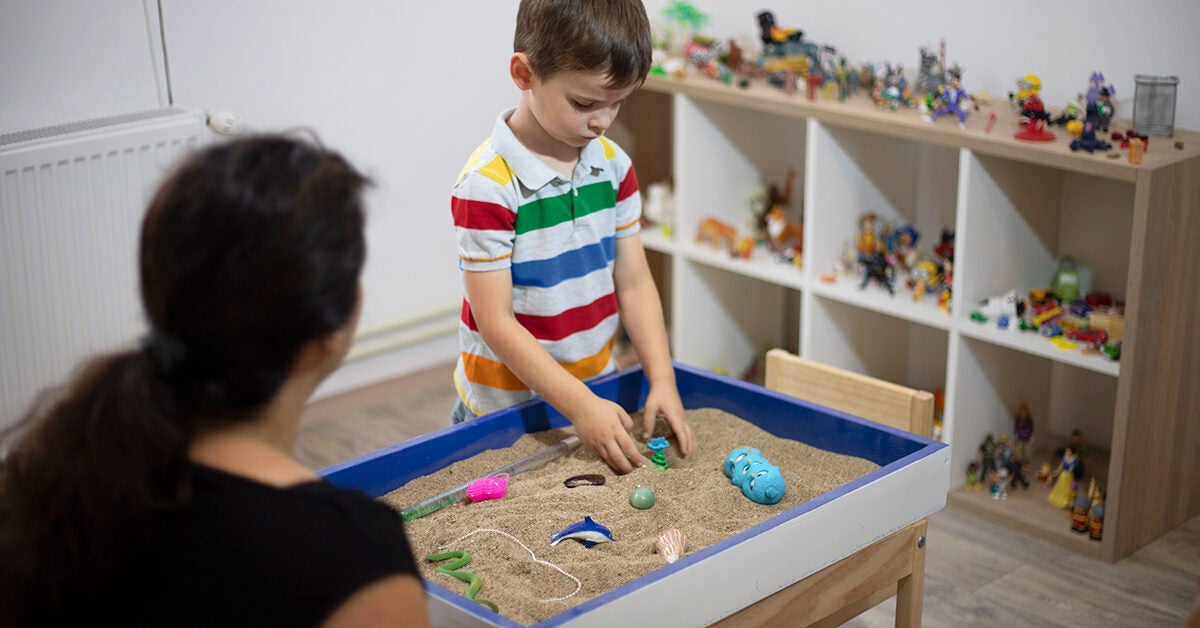 Scopriamo i vantaggi e l'uso della terapia sandbox: tecniche innovative e ricerche in corso
