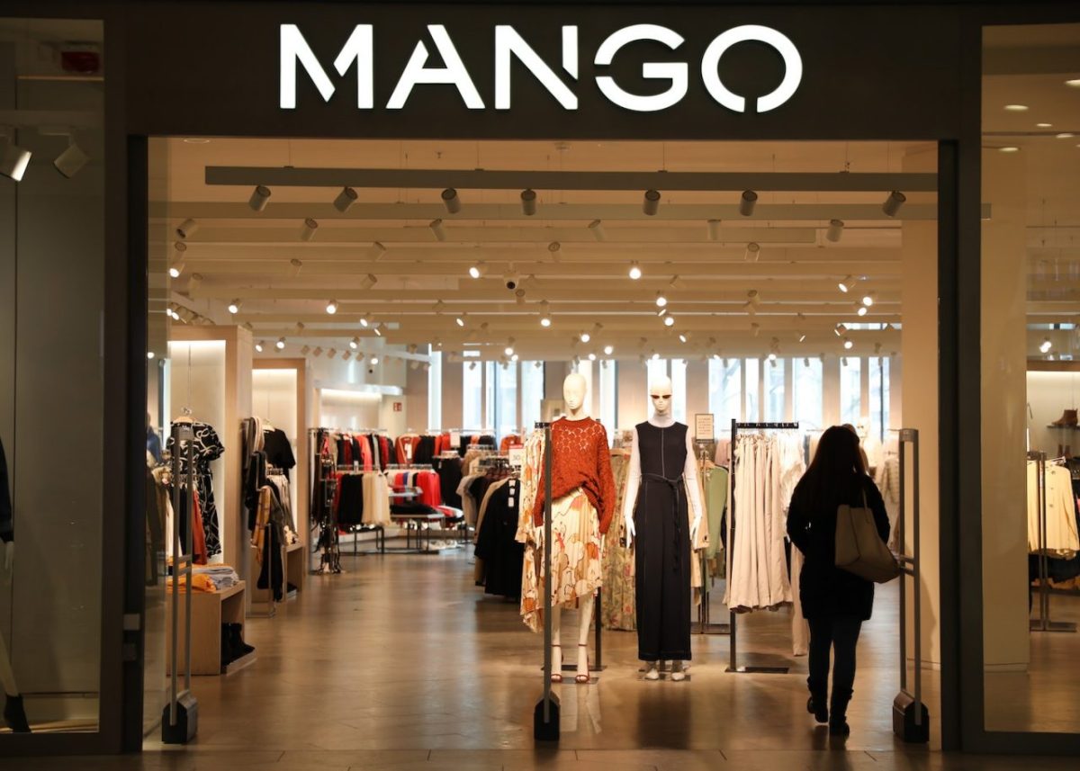Scoprite le ultime tendenze con le t-shirt e i top da donna di Mango! 2023
