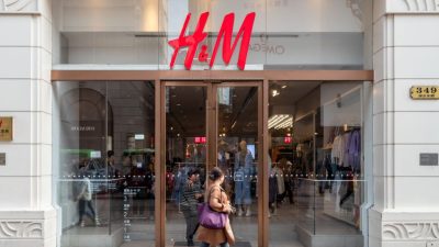 Scoprite un look unico con questo delizioso cardigan in maglia a coste con fiocchi di strass: l'offerta di H&M!