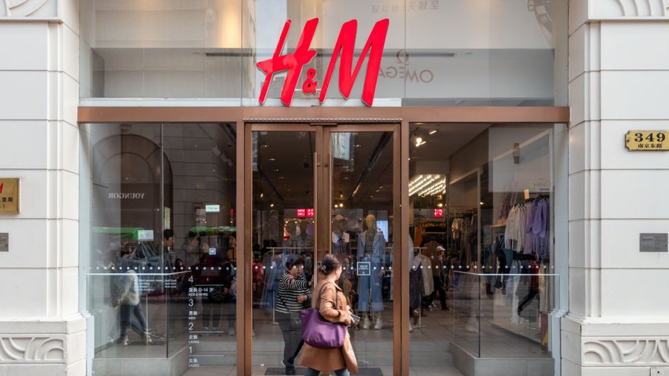 Scoprite un look unico con questo delizioso cardigan in maglia a coste con fiocchi di strass: l'offerta di H&M!