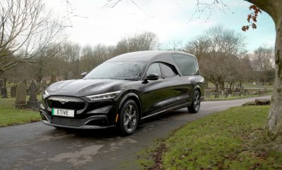 Un funerale sostenibile? Una nuova alternativa ecologica con il carro funebre elettrico
