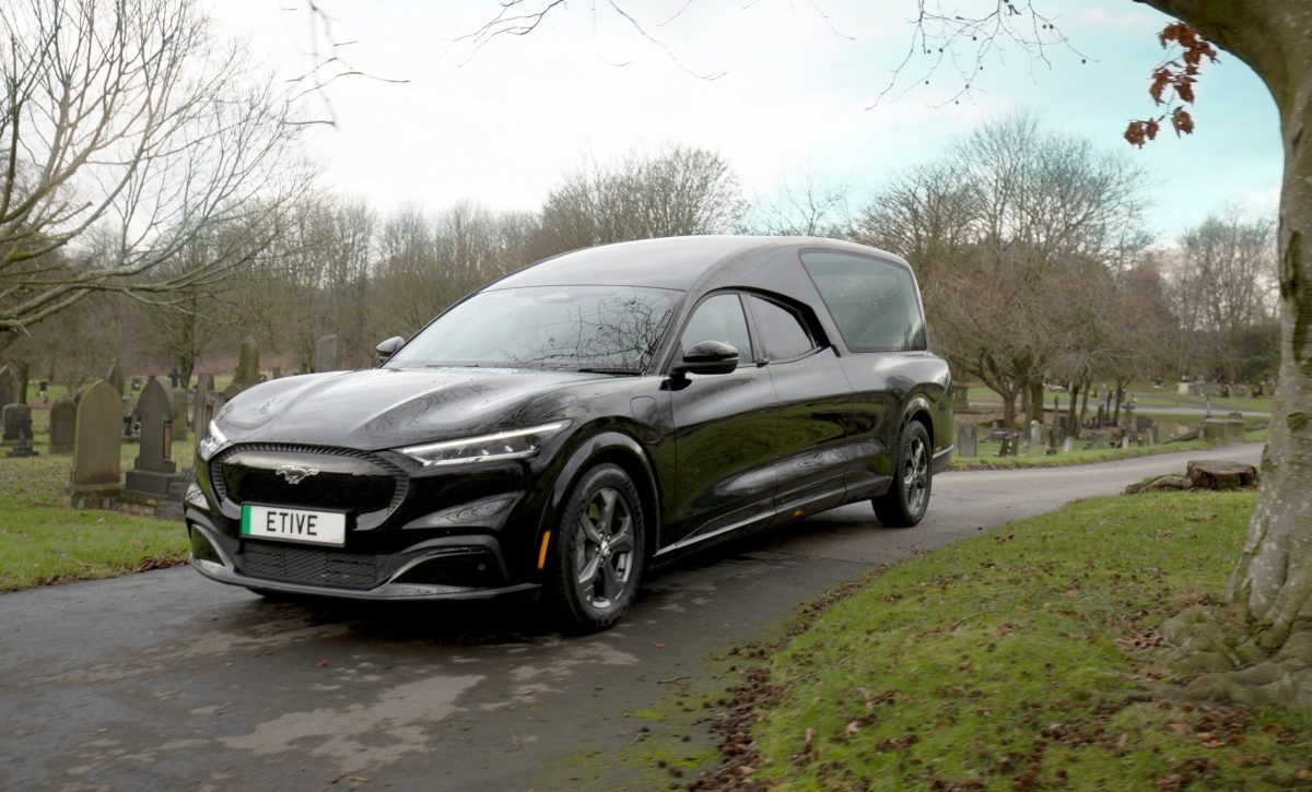 Un funerale sostenibile? Una nuova alternativa ecologica con il carro funebre elettrico