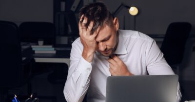 9 difficili da ammettere motivi per cui hai smesso di crescere come persona (e la tua vita ha bisogno di una scossa).