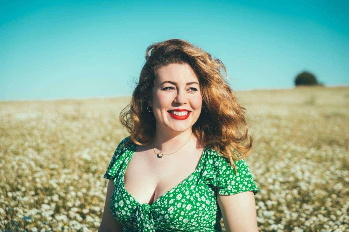 5 look primaverili per donne curvy di 50 anni da adottare